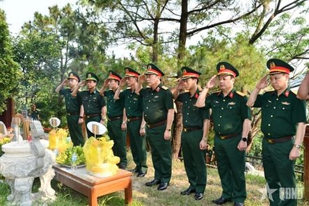 Delegation from CMC and MND pay tribute to General Vo Nguyen Giap